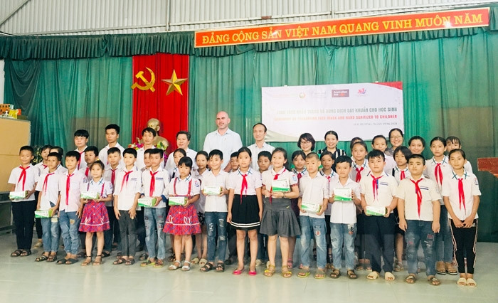 5,600 face masks presented to four schools in Ninh Giang, Nam Sach